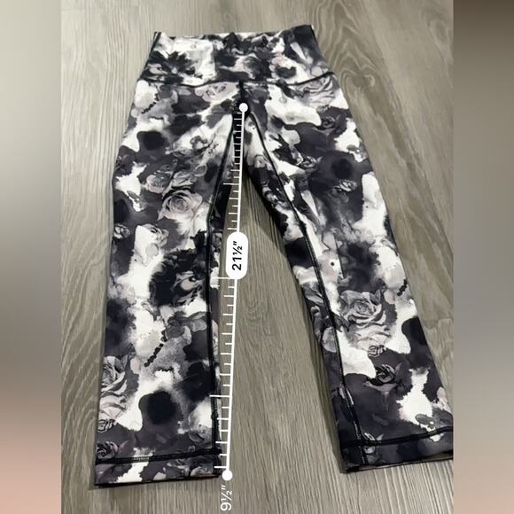 Lululemon Wunder Under Crop High Rise Leggings‎ in Obscurred Black Daisy Maeve 4 - Picture 12 of 12